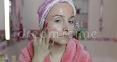 女人敷面膜保湿护肤霜。护肤spa。面膜
